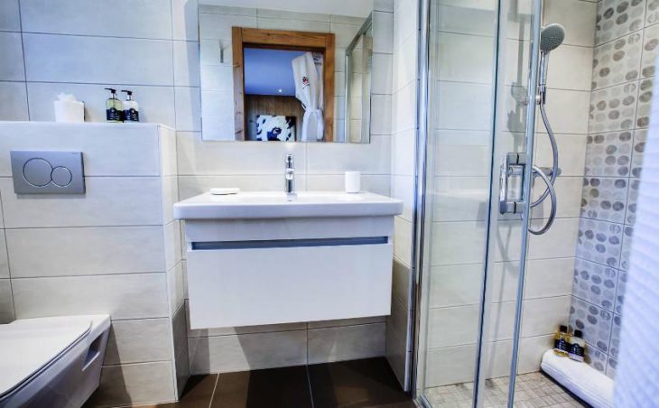 Chalet Chouette, Morzine, Bathroom